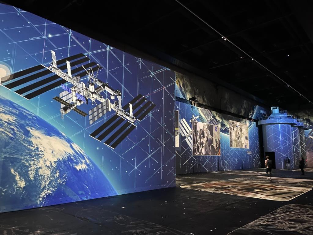 Blick aus einer Raumfähre auf die Erde Foto: Culturespaces/Falko Wübbecke