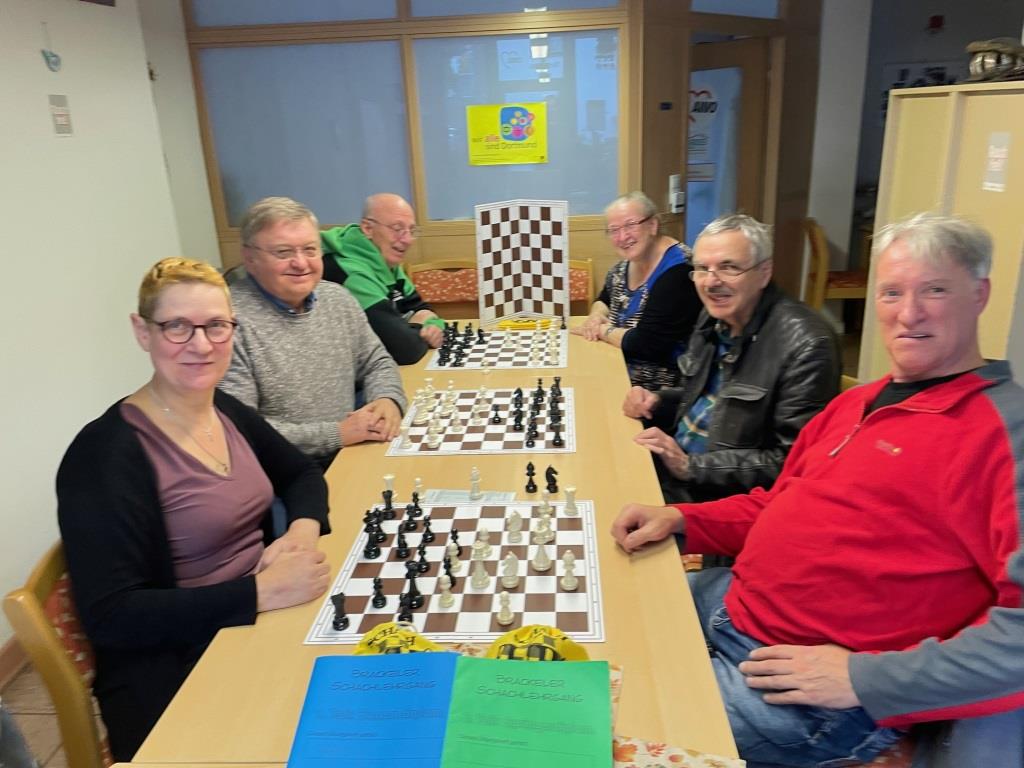 Die freie Schachgruppe beim entspannten Training. Links in der Mitte: Schachtrainer und Initiator Reinhard Driesner. (Foto: RoMü)