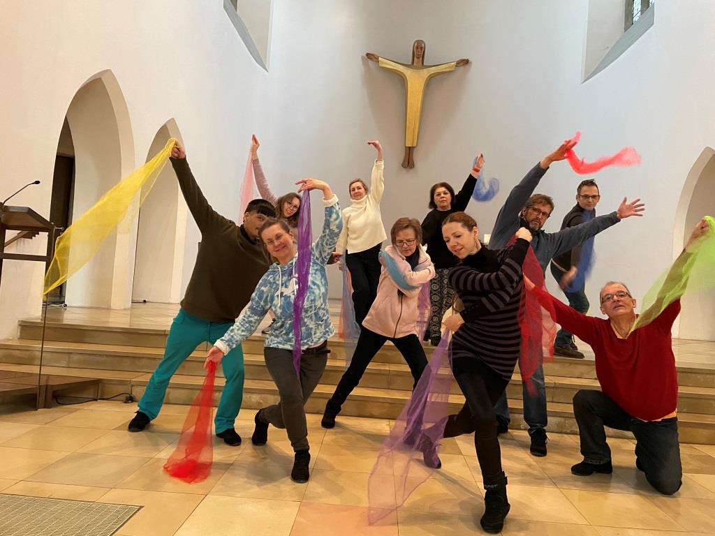 Probe vor dem Altar in der Lutherkirche: das Ensemble von „Dance in - Dance out“ mit Choreographin Monica Fotescu-Uta Foto: romü