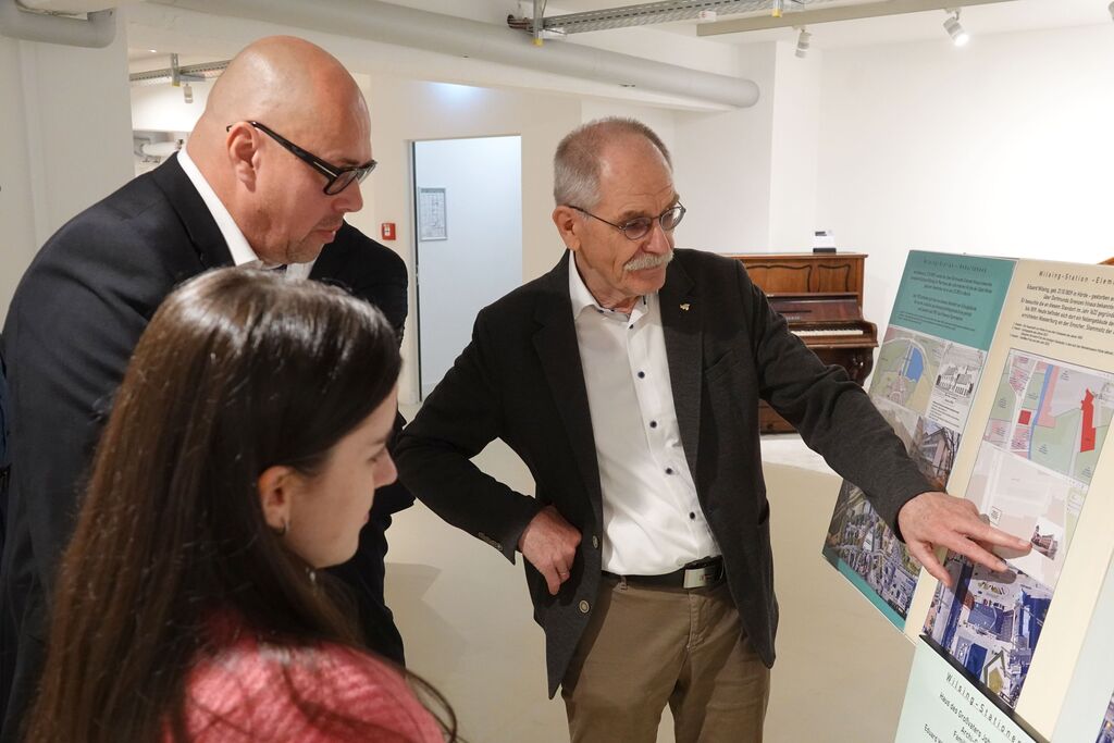 Gerhard Stranz (rechts) erläutert erläutert Bezirksbürgermeister Michael Depenbrock historische Karten und Gebäudestandorte im Zusammenhang mit der Familiengeschichte Wilsings